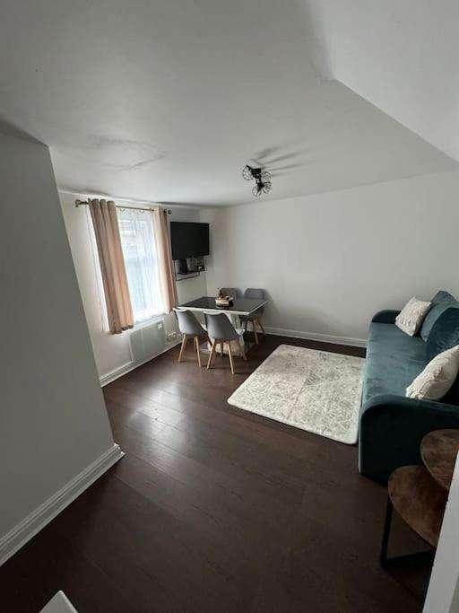 Villa 2 Bed Detached House *